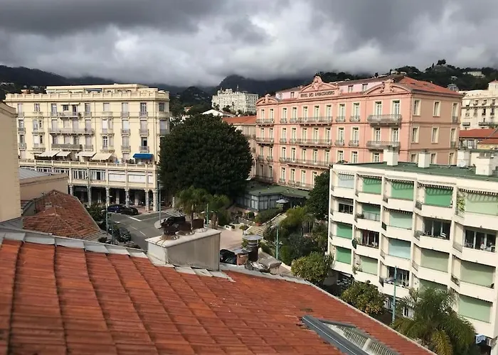 Lumineux Sous Les Toits De